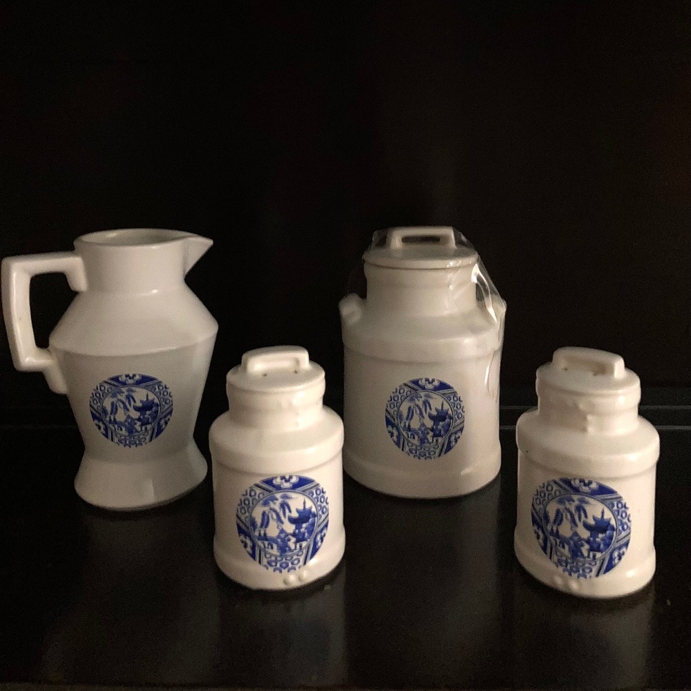 EUC Vintage McCoy USA Blue Willow Pottery Set